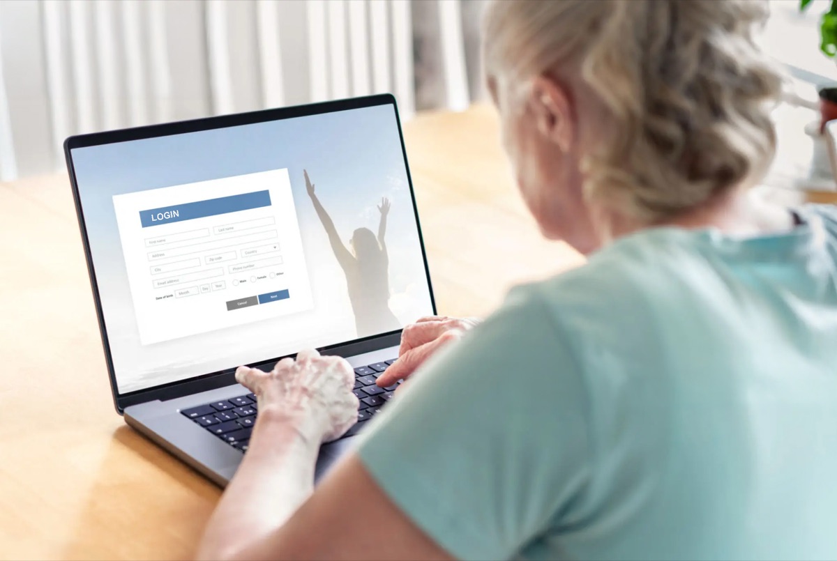 Frau am Laptop bei einer Online-Beratung
